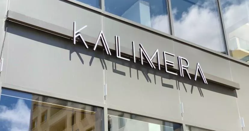 Lettres découpées KALIMERA en façade, enseigne posée par IMD Sud-Ouest