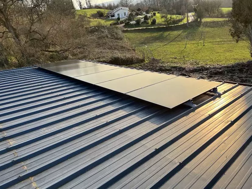 Panneaux photovoltaïques posés sur toiture bac acier